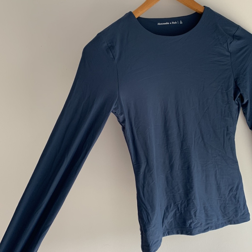 Abercrombie and Fitch Soft Matte Tuckable Long Sleeve Navy Blue SzS - Picture 4 of 11